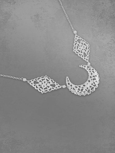 Hollow Out Moon Shaped Rhombus Head Chain